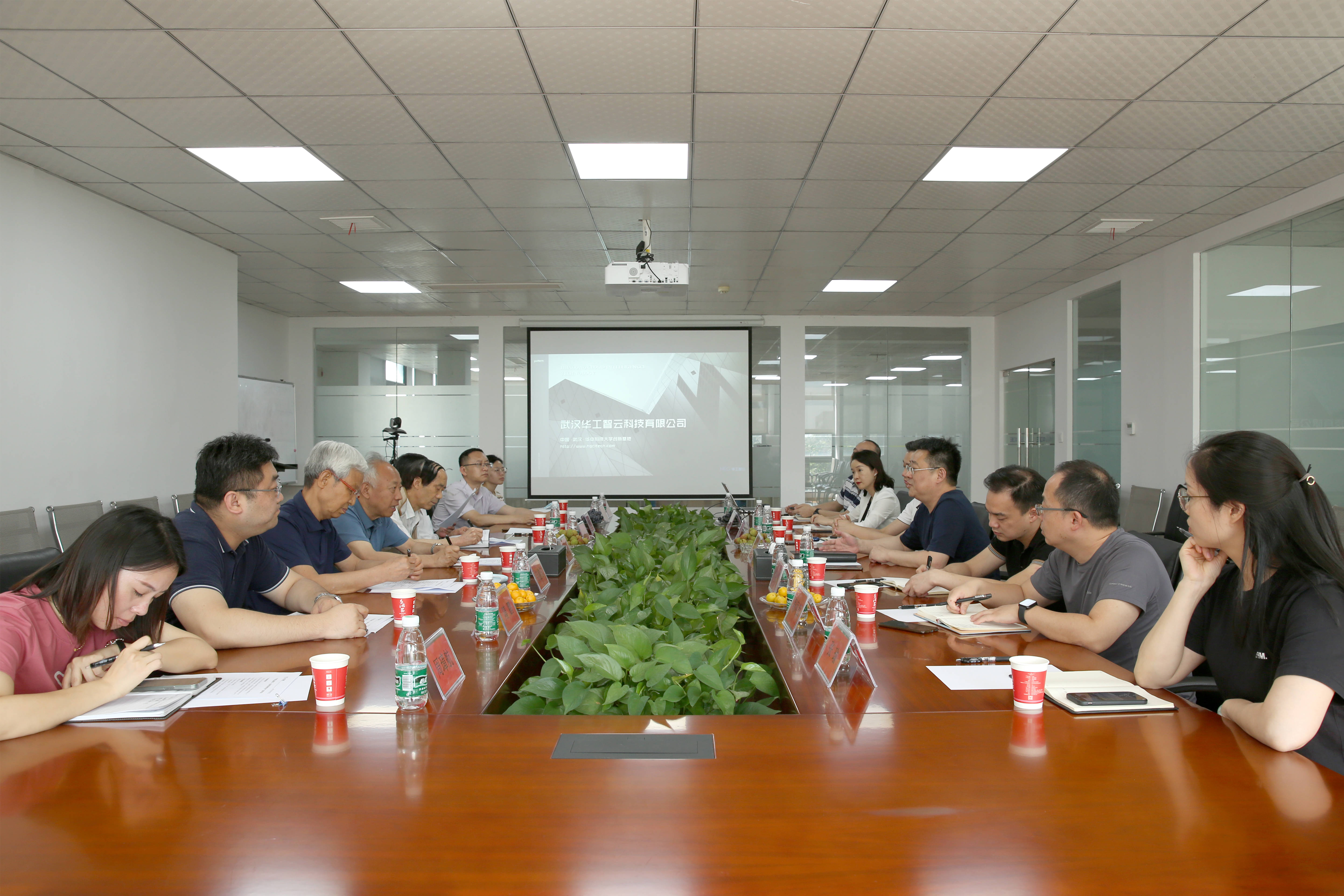 武汉市关工委领导一行莅临OB视讯集团参观考察指导工作 